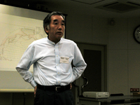 Itaru Koizumi presenting a lecture